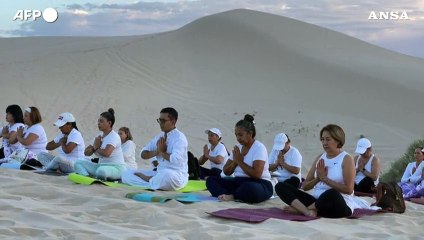 Messico, lezione di yoga sulle dune di sabbia del deserto di Samalayuca