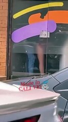 Video: Una pareja fue sorprendida teniendo ‘intimidad’ en un cajero automático