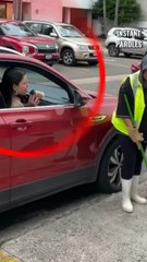 Cette femme jette des déchets sur une femme de ménage puis reçoit une leçon de vie