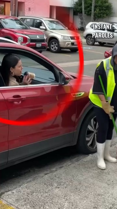 Cette femme jette des déchets sur une femme de ménage puis reçoit une leçon de vie