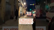 Cão emociona ao correr atrás de ambulância que transportava seu tutor na Colômbia #shorts