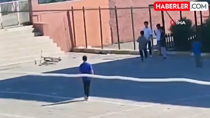 Karabük'te Ortaokul Öğrencisi Bıçakla Arkadaşlarını Tehdit Etti