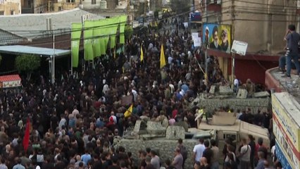 El momento en que estalla un 'walkie-talkie' de Hizbulá cerca del funeral por las víctimas de los 'buscas'