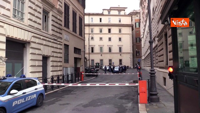 Mario Draghi lascia Palazzo Chigi dopo l'incontro con la premier Meloni
