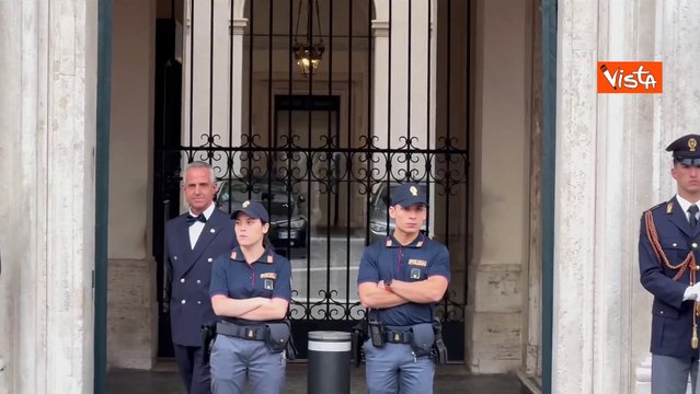 Draghi lascia palazzo Chigi dopo incontro con Meloni, colloquio durato circa un'ora