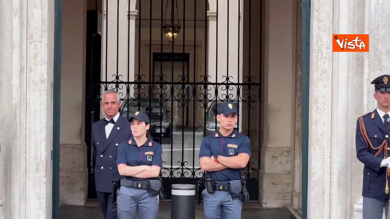 Draghi lascia palazzo Chigi dopo incontro con Meloni, colloquio durato circa un'ora