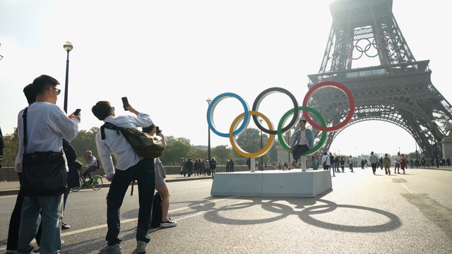 « Pour nous touristes, c'est fantastique » : les véhicules motorisés officiellement interdits sur le pont d'Iéna