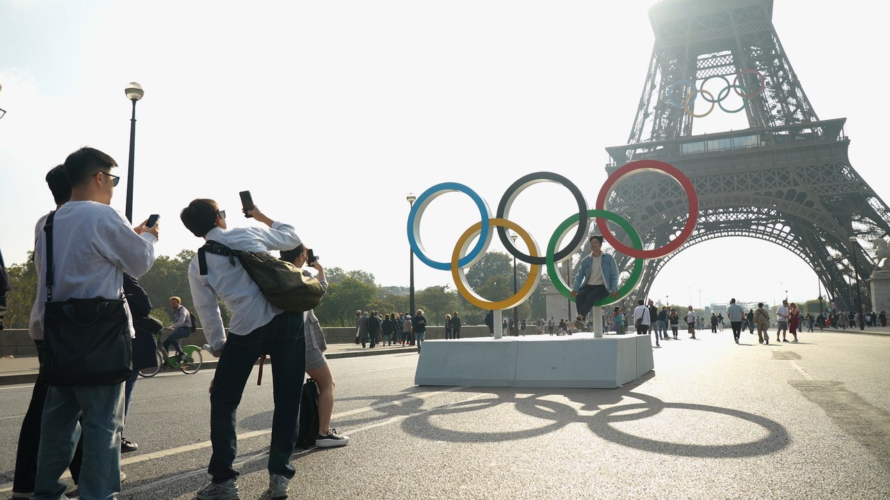 « Pour nous touristes, c'est fantastique » :  les véhicules motorisés officiellement interdits sur le pont d'Iéna