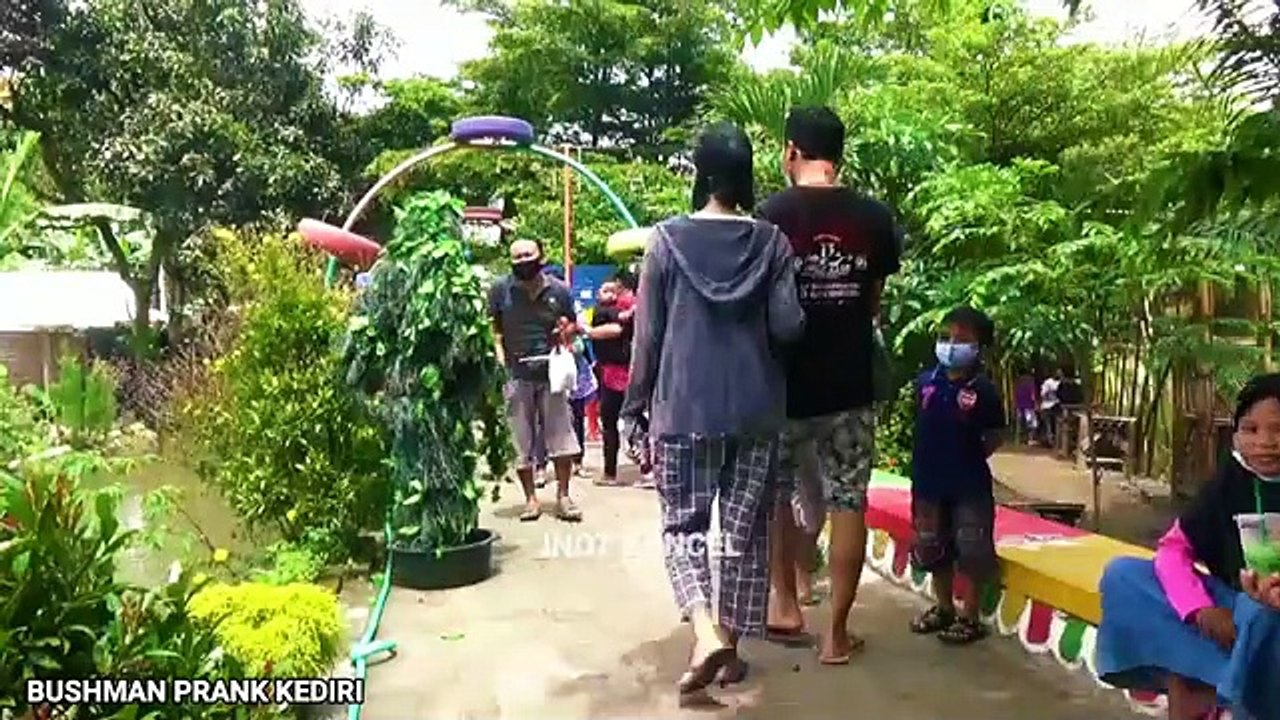HYSTERIC SCREAMING -- BUSHMAN PRANK -- TREE MAN PRANK - Mannequin Prank