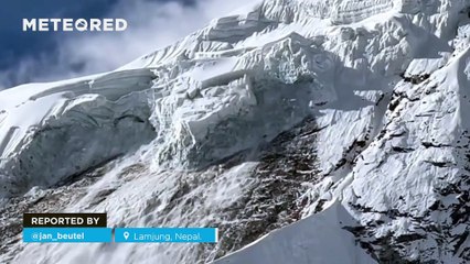 Impressive collapse of a serac on Mount Manaslu, Nepal