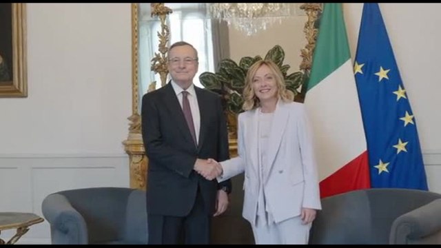 Draghi lascia Palazzo Chigi, con Meloni un'ora di colloquio