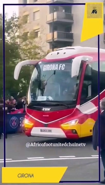 #LDCUEFA  : L’arrivée du Bus des joueurs de Girona ⚪ ,un club dont le Président du Conseil d’Administration n’est autre que Pere Guardiola,le frère de l’entraîneur de Manchester City.