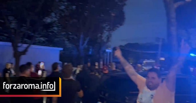 VIDEO - I tifosi in protesta a Trigoria. Cori contro Pellegrini: Levati la fascia