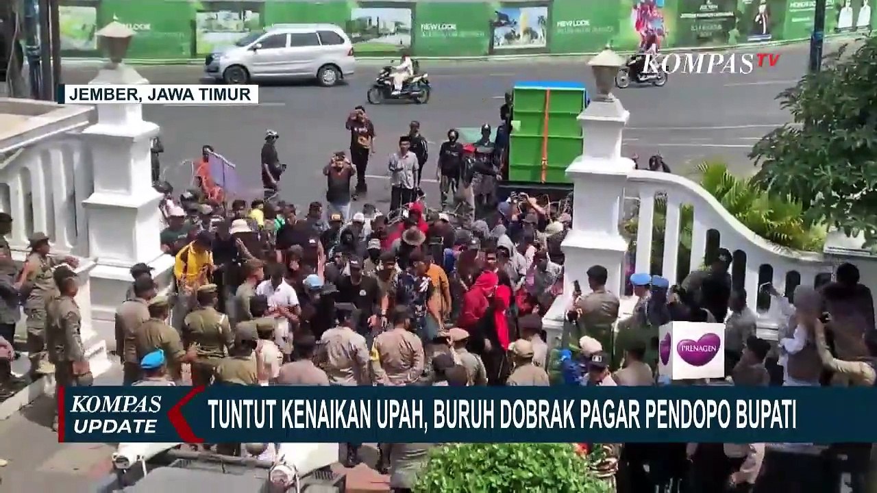 Tuntut Kenaikan Upah, Buruh Dobrak Pagar Pendopo Bupati Jember