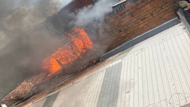 Bomberos controlan voraz incendio cerca a las Torres de Bomboná