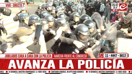 Jubilados cara a cara con la policía: máxima tensión
