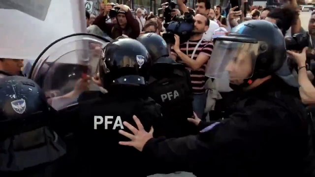 La Policía Federal reprimió jubilados que marchaban en el Congreso
