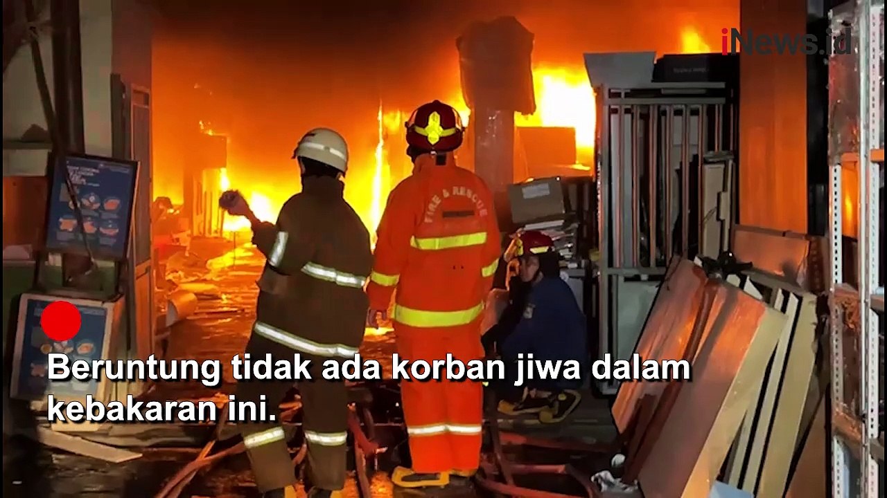 Kebakaran Hebat Landa Gudang Perkantoran di Bekasi