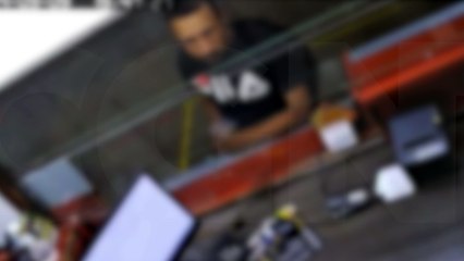 Câmera registra momento em que homem furta celular de guichê na rodoviária
