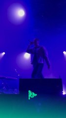 Ben PLG prend des risques sur scène 