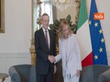 Draghi incontra Meloni a Palazzo Chigi, il saluto con stretta di mano e bacio sulle guance