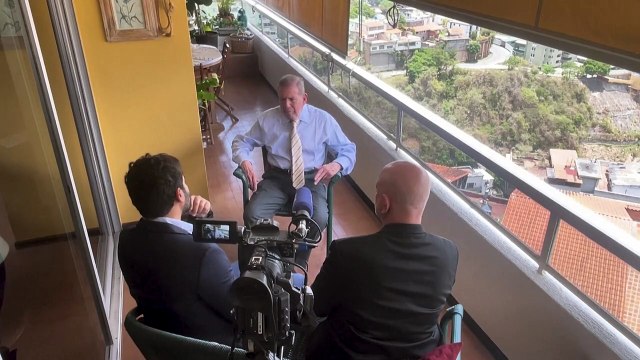 González dice que acató bajo coacción reelección de Maduro para salir de Venezuela