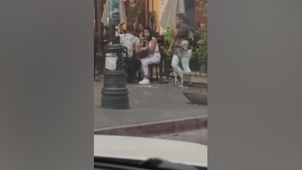 Pilla a su novia desde el coche con otro y le llama: la conversación es surrealista