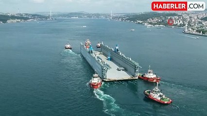 İstanbul Boğazı'nda Yüzer Havuz Geçişi