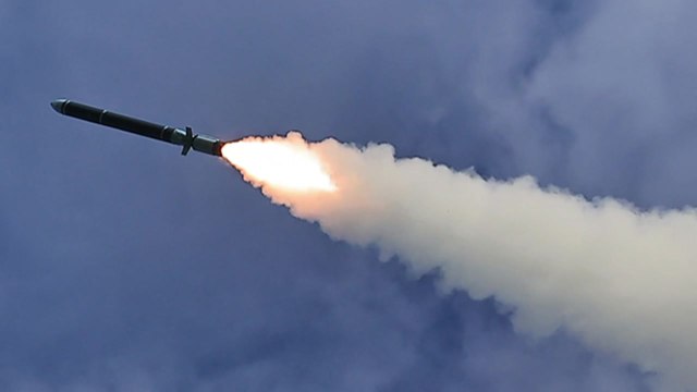 북한 4.5t 초대형 재래식 탄두 신형 미사일 시험 성공 / YTN