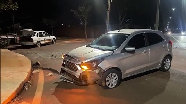 Corsa e Ford Ka se envolvem em acidente na Avenida Tito Muffato