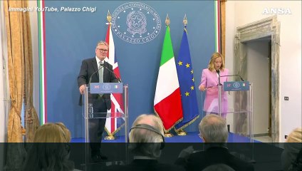 Meloni con Starmer: "Esplorare soluzioni nuove sui migranti"