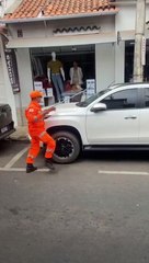 Cobra é encontrada em parabrisa e retrovisor de veículo estacionado