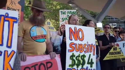 Protesters face down gas lobbyists in Darwin energy conference