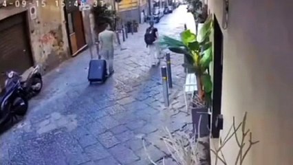 Turista morre após ser atingida na cabeça por estátua que caiu de janela