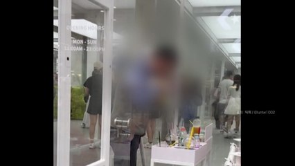 [나우쇼츠] "한입씩 호로록"...매장 앞 보관대에 놓인 음료 맘대로 마신 남성 / YTN