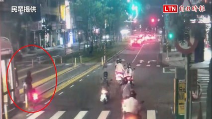 高雄輕軌再遇意外！女騎士違規左轉遭撞倒 🚆