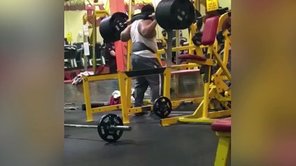 BARBELL FALLS ON PERSON  _ GYM FAILS
