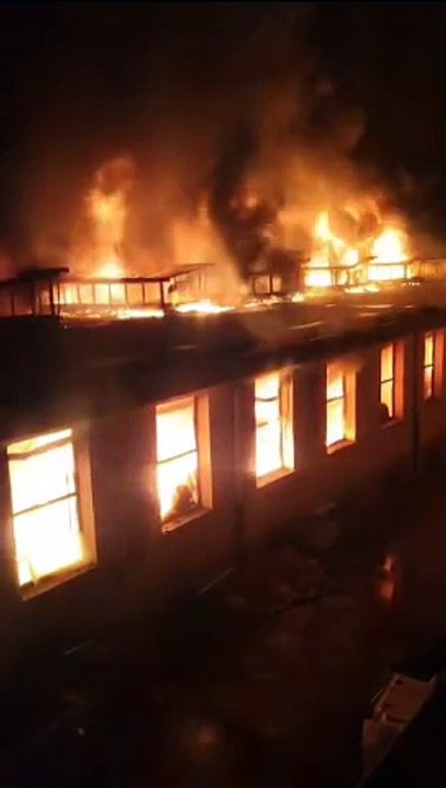 Milano, incendio in un capannone dismesso: salvi gli occupanti
