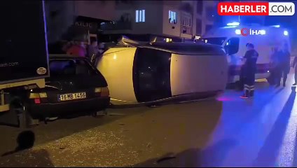 Bursa'da Park Halindeki Araçlara Çarpan Otomobil Devrildi: 2 Yaralı