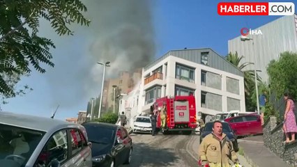 Beyoğlu'nda 2 Katlı Ahşap Bina Yangında Çöktü
