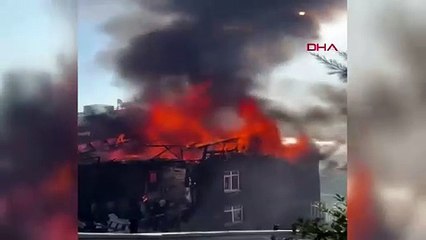 İstanbul'da ahşap bina alev alev yandı