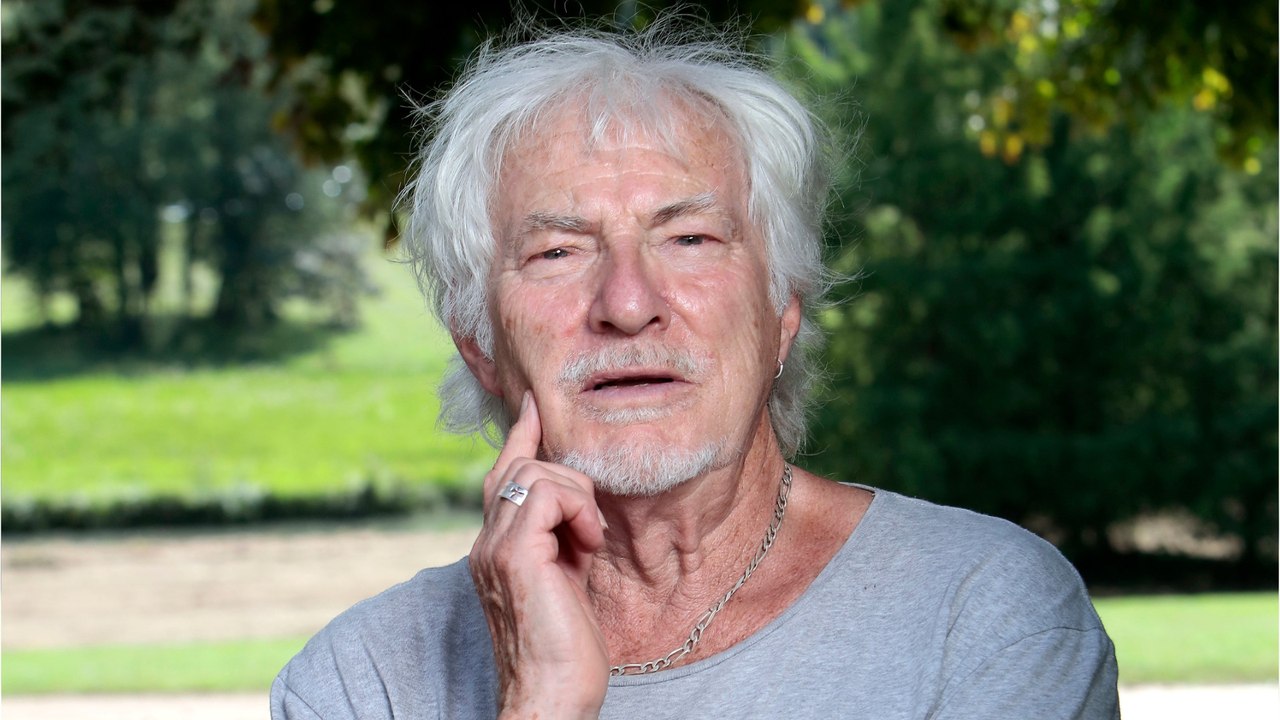 GALA VIDEO - Hugues Aufray marqué physiquement par la mort de son frère : “Je suis devenu presque muet”