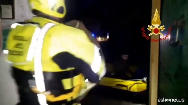 Maltempo, i vigili del fuoco soccorrono gli emiliani coi gommoni
