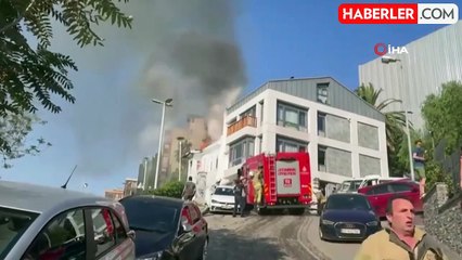 Beyoğlu'nda Tarihi Ahşap Bina Yangında Çöktü