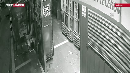 Durakta uyuyakalınca telefon ve cüzdanını çaldırdı: O anlar kamerada