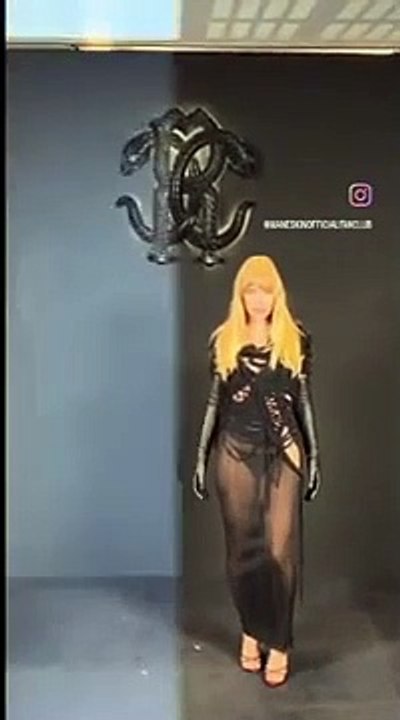 Victoria De Angelis (Maneskin) sfila alla Fashion Week di Milano: ecco l'abito nero trasparente
