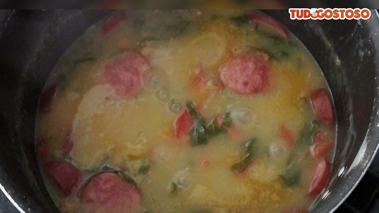 Caldo de batata-doce com linguiça calabrasa