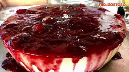 Cheesecake com calda de frutas vermelhas