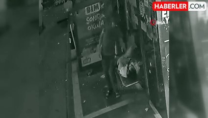 Durakta Uyuyan Vatandaşın 6 Bin Liralık Soyulma Anı Kamerada