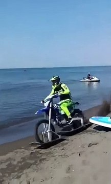 Ce motard roule sur l'eau... incroyable